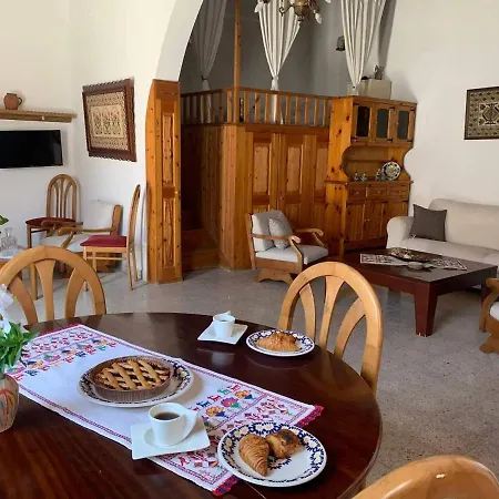 Pinio's Traditional House Soroni