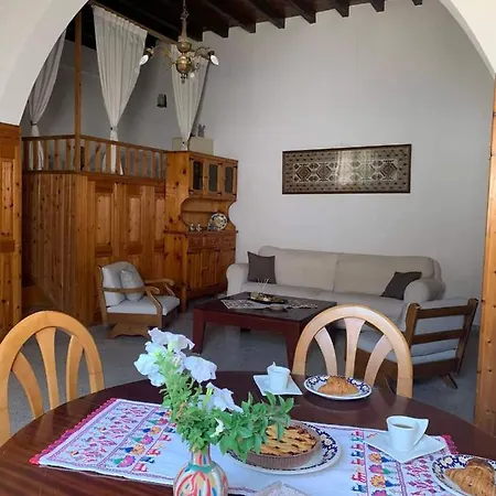 Pinio's Traditional House * Soroni
