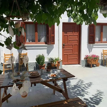 Pinio's Traditional House Soroni