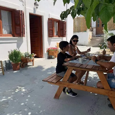 Pinio's Traditional House Soroni